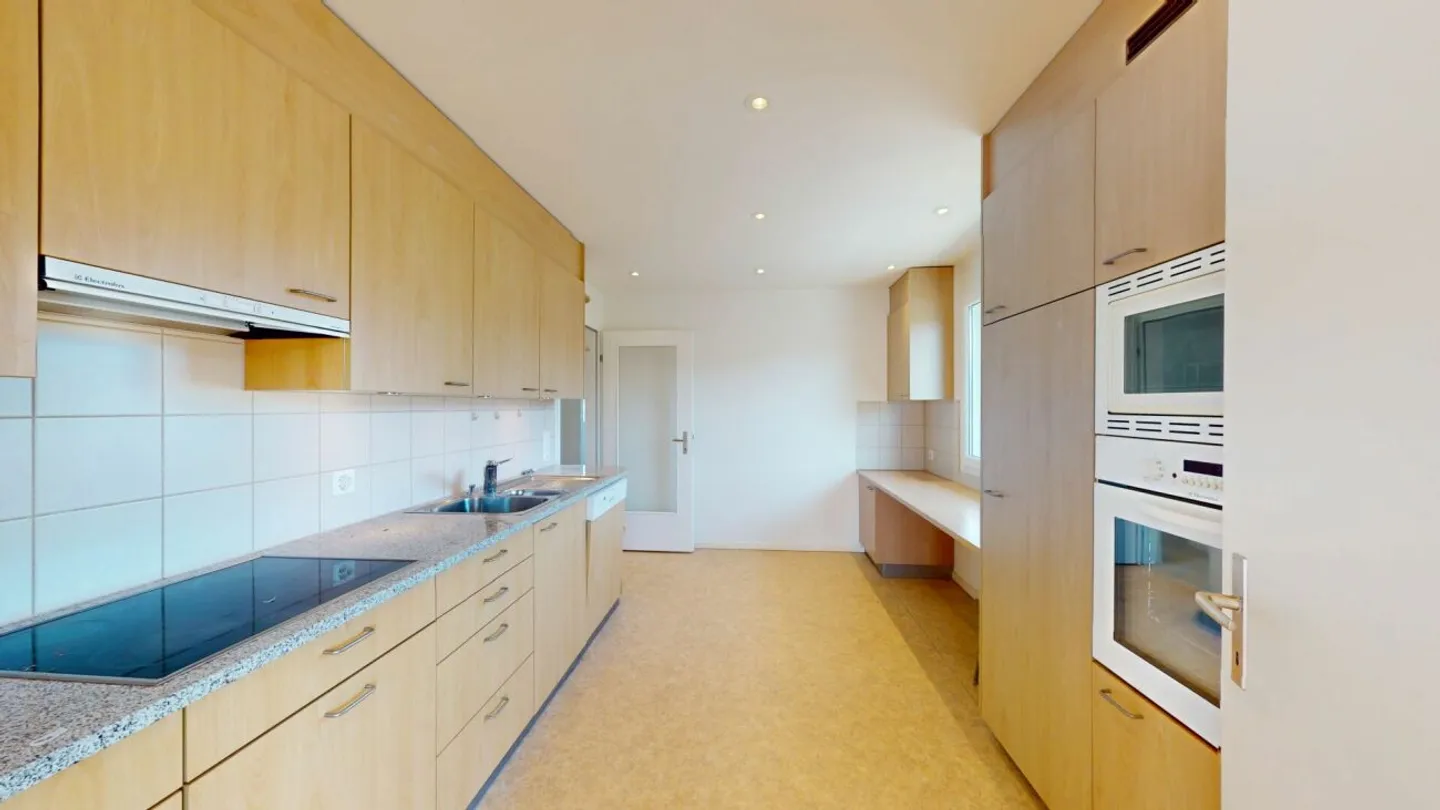 Ready for immediate occupancy - bright penthouse apartment in Aesch BL - Photo 5 of 13