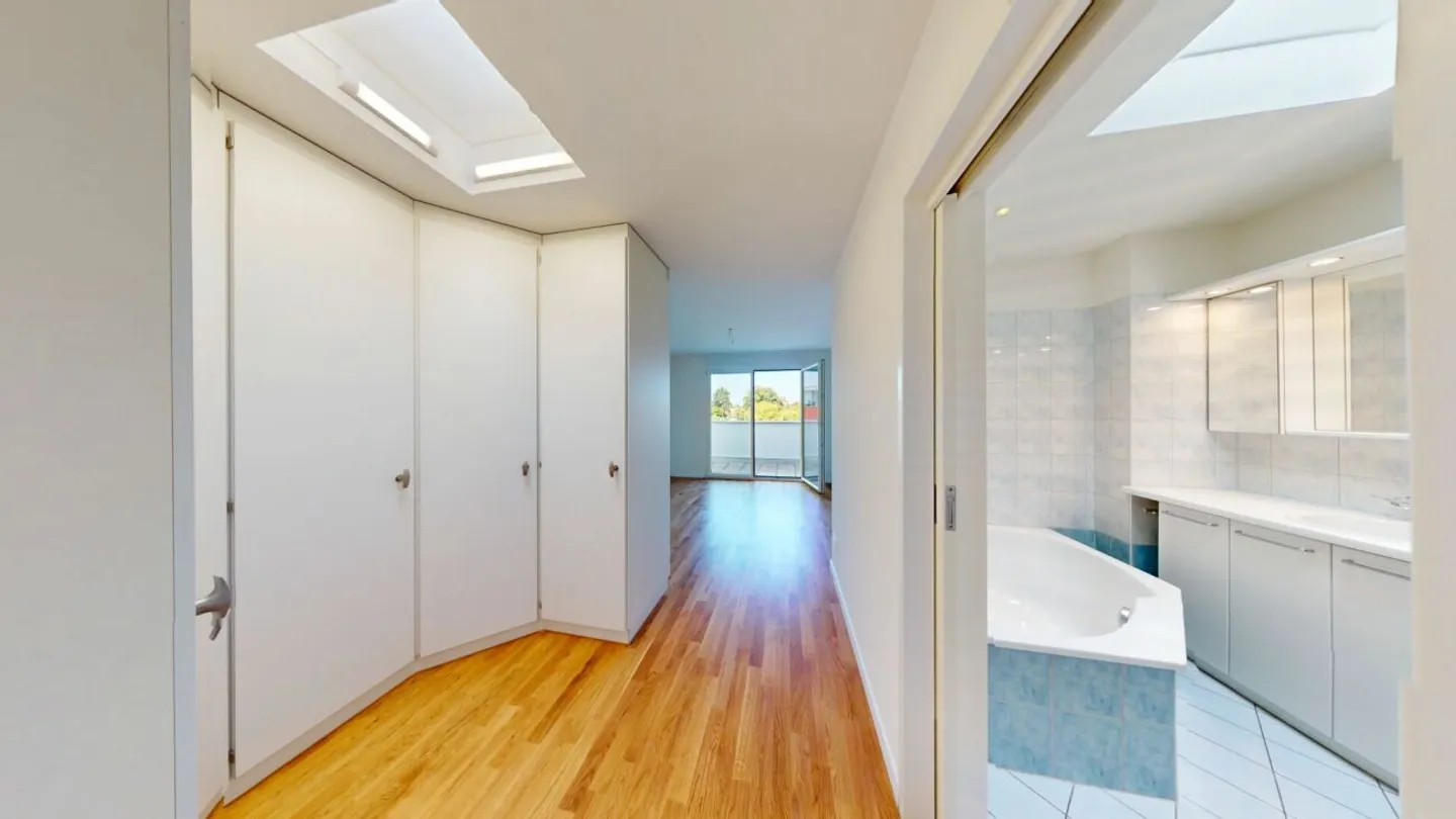Ready for immediate occupancy - bright penthouse apartment in Aesch BL - Photo 12 of 13