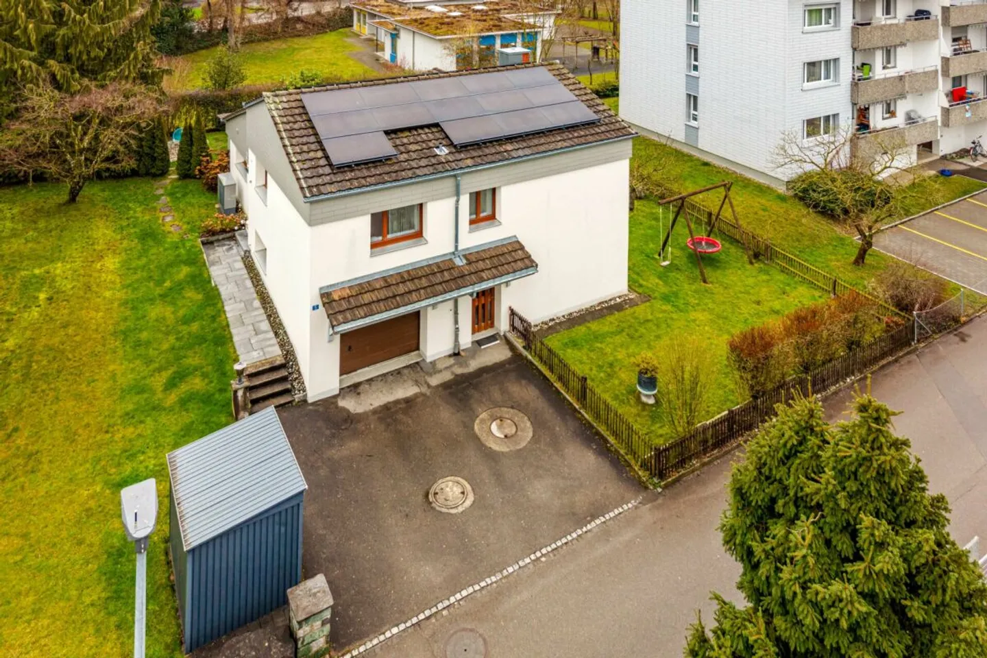 MODERNISIERTES 6.5-ZIMMER-EINFAMILIENHAUS IN RUHIGER LAGE ? FAMILIENFREUNDLICH, MIT GEPFLEGTEM GARTEN UND SCHULNÄHE - Photo 1 sur 11