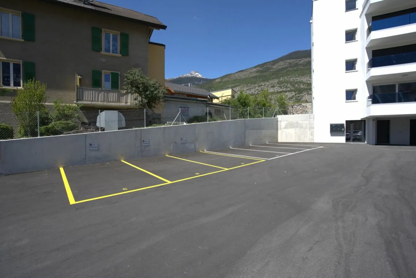 Parcheggi esterni nel centro del paese in affitto immediato - Foto 3 di 6