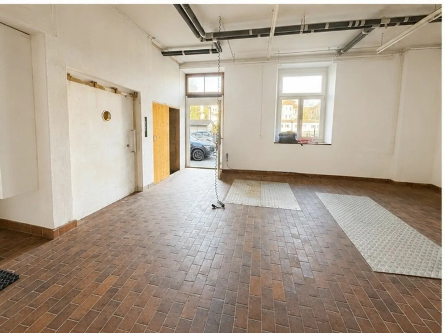 Versatile commercial space with storage area - Photo 4 of 8