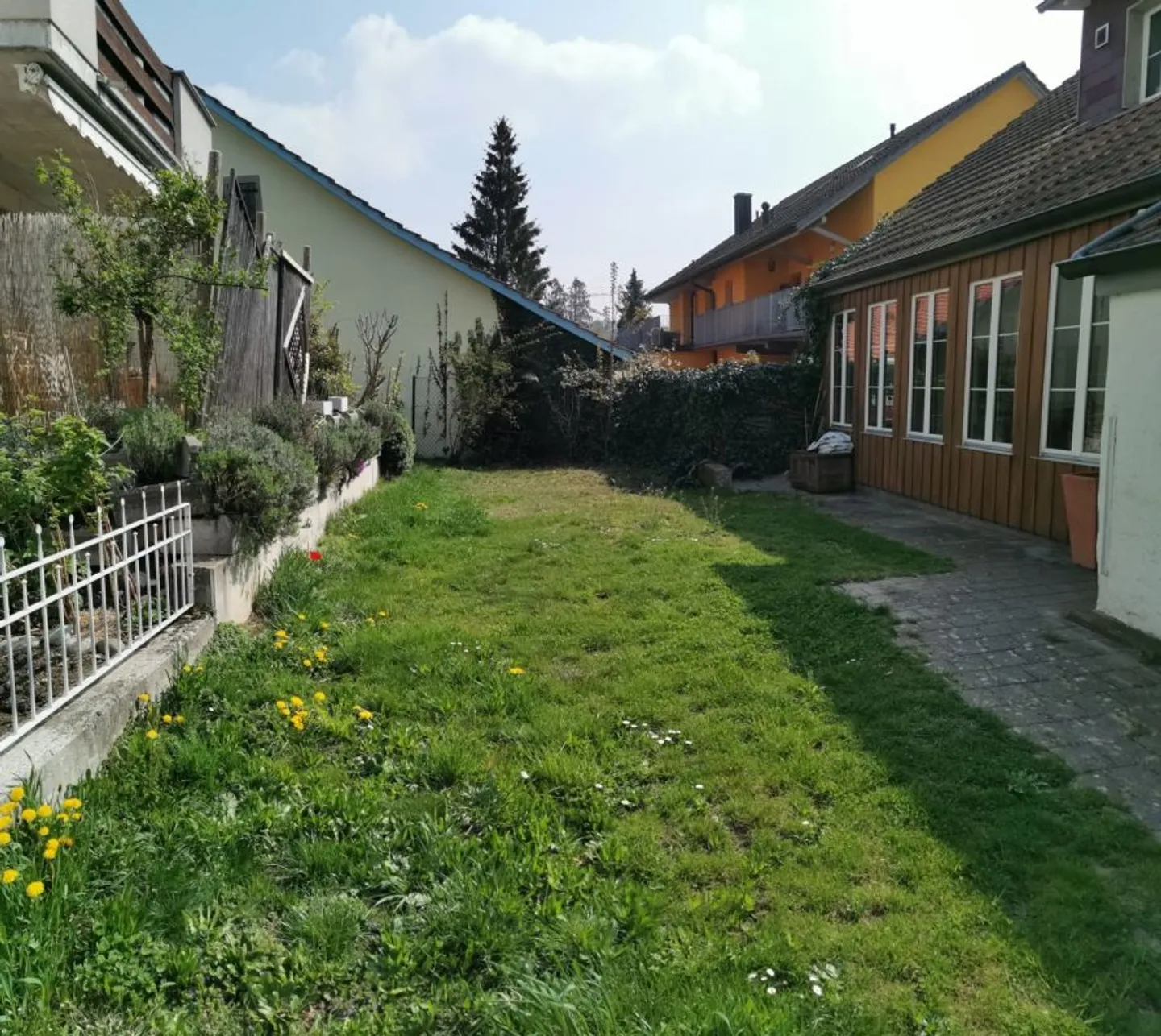 Charming apartment with garden, pets allowed and flat rate utilities - Photo 1 of 6