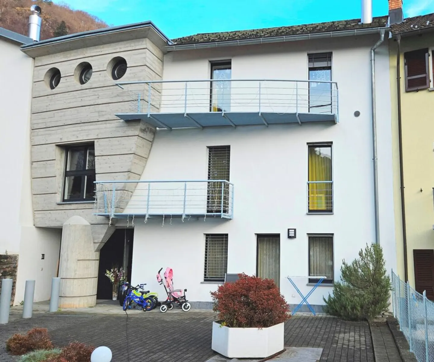 SINGLE-FAMILY HOUSE WITH 2.5 ROOMS FOR RENT - Photo 1 of 13