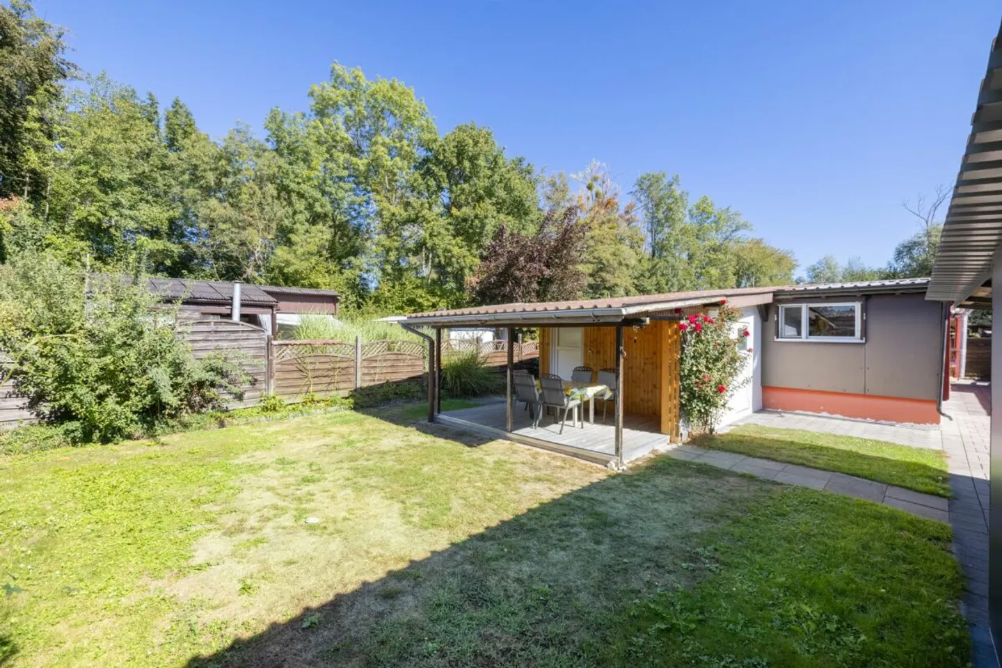 Bungalow de 3,5 pièces avec parcelle double dans le Caravaning Gletterens - Photo 2 sur 13