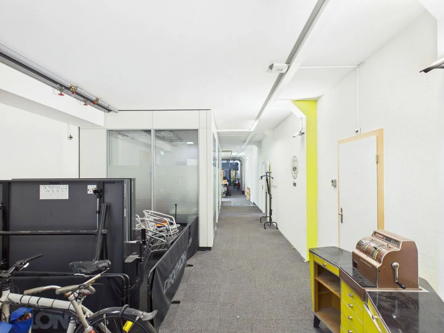 Attractive Office Space with View of the MFO Park - Zurich-Oerlikon - Photo 11 of 13