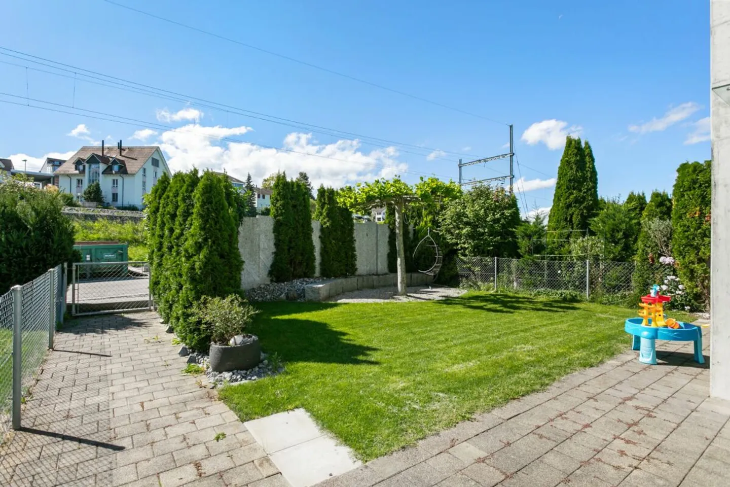 Maison familiale moderne avec vue sur le lac et jardin - Photo 11 sur 13