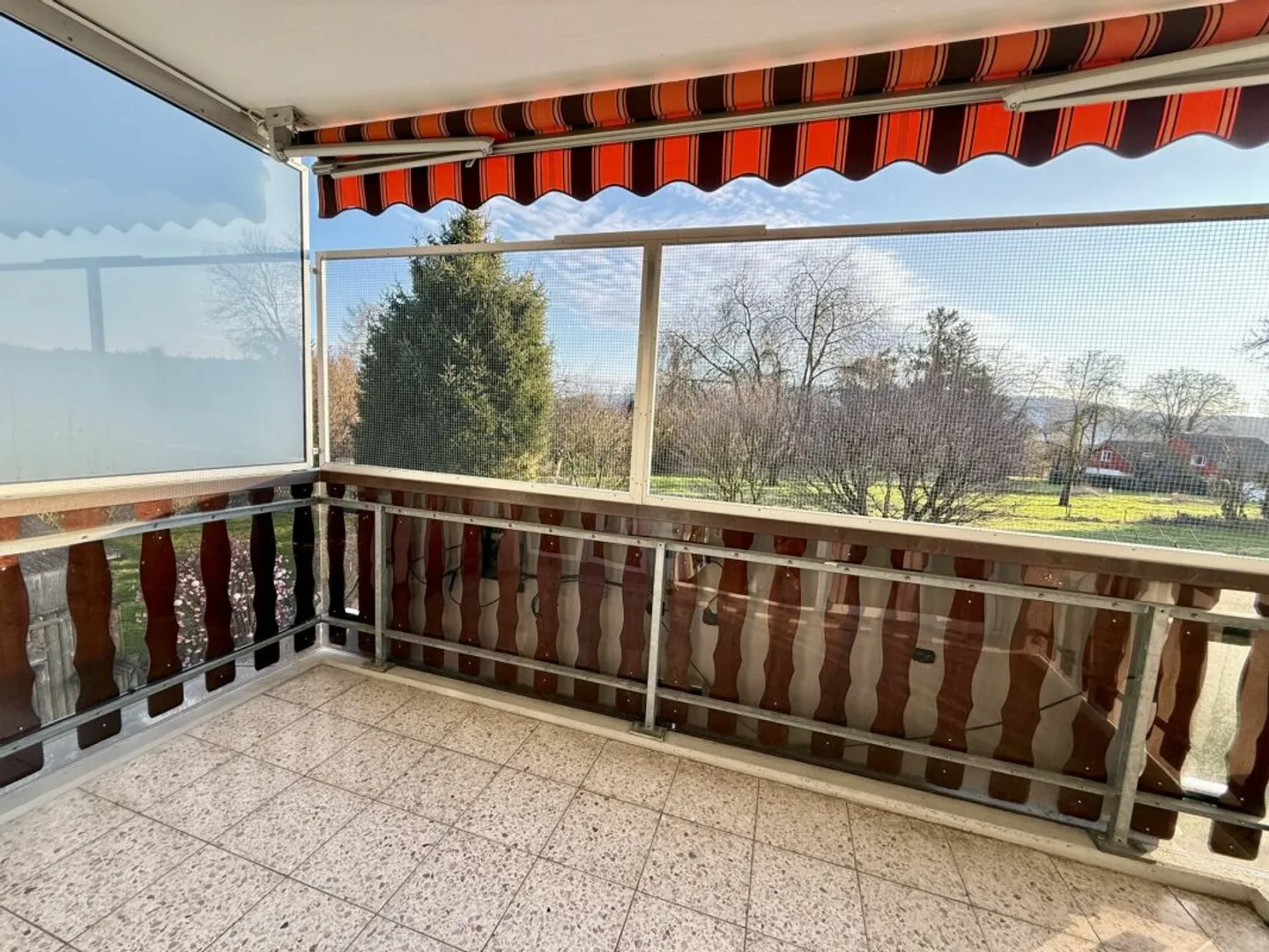 Vivere comodamente tra natura e vita quotidiana con balcone - Foto 5 di 9