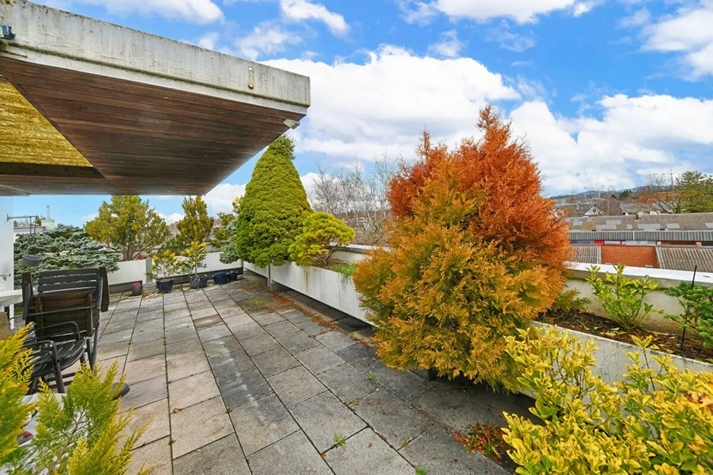 4.5 Room Penthouse Apartment in a Quiet Location with Distant Views - Photo 2 of 10