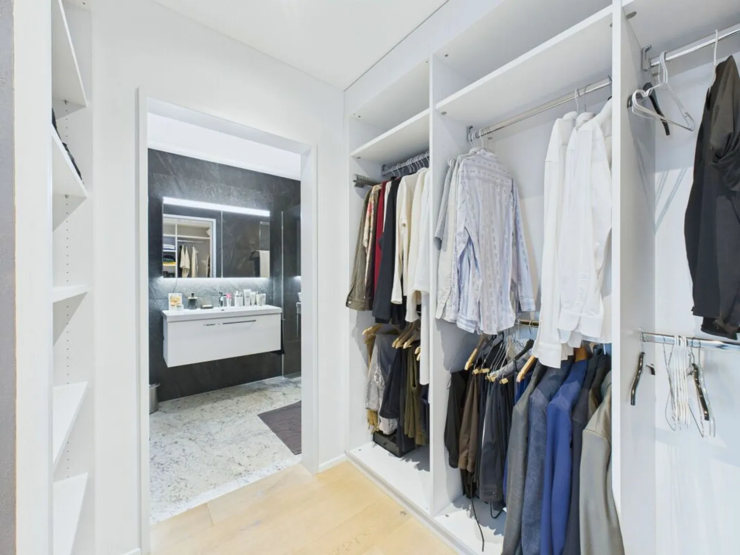 Esclusivo attico di 4.5 locali - finiture di lusso, cucina di design e due terrazze nel centro di Kloten - Foto 12 di 13