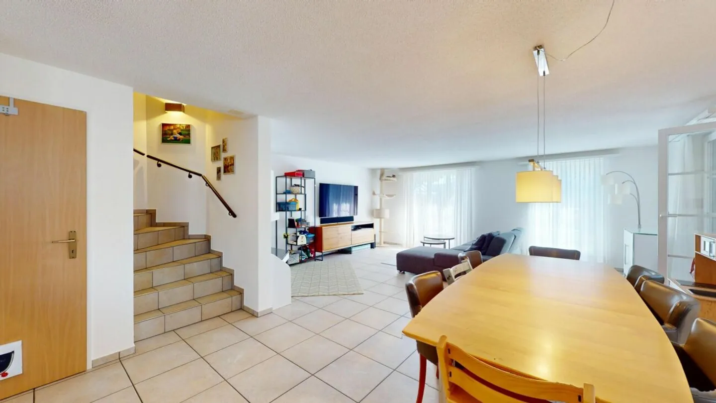 Family-Friendly Duplex with Garden - Photo 8 of 13