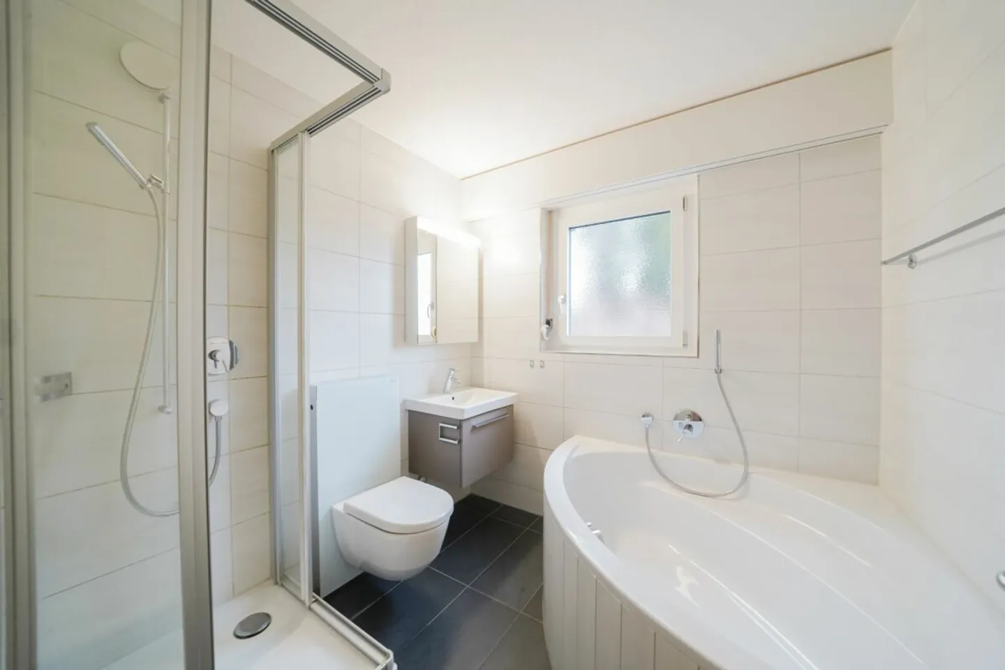 Appartamento moderno in posizione centrale - Foto 2 di 9