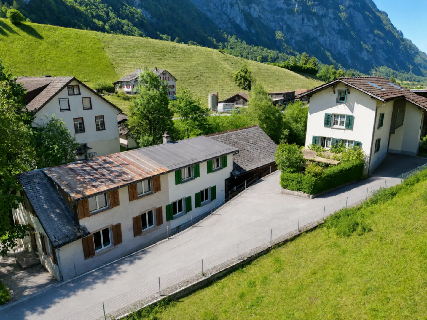 Casa bifamiliare con grande giardino in posizione tranquilla a Riedern GL - Foto 3 di 13