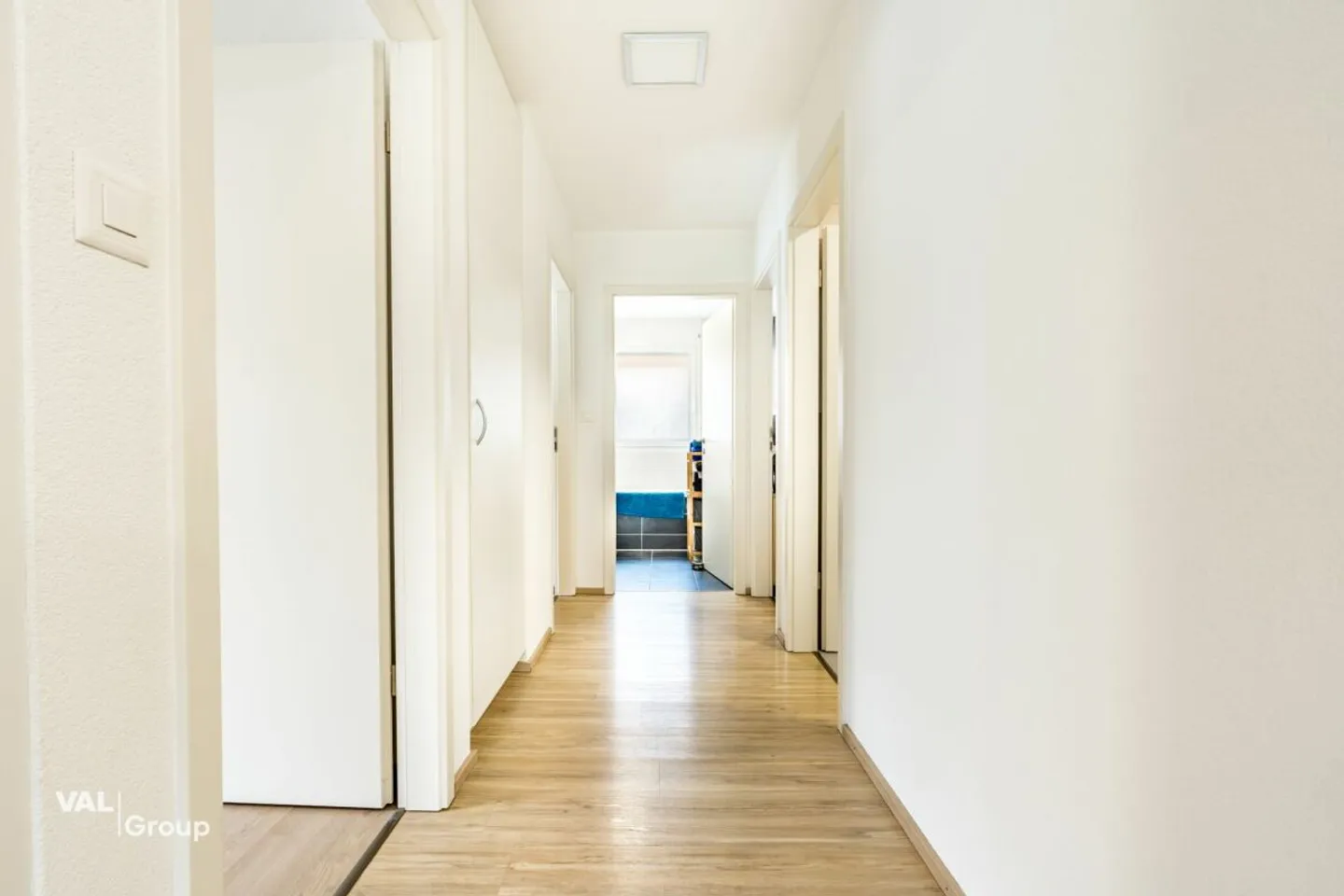 Spacieux et élégant rez de jardin de 4.5 pièces avec 120 m2 d'extérieurs - Foto 9 von 13