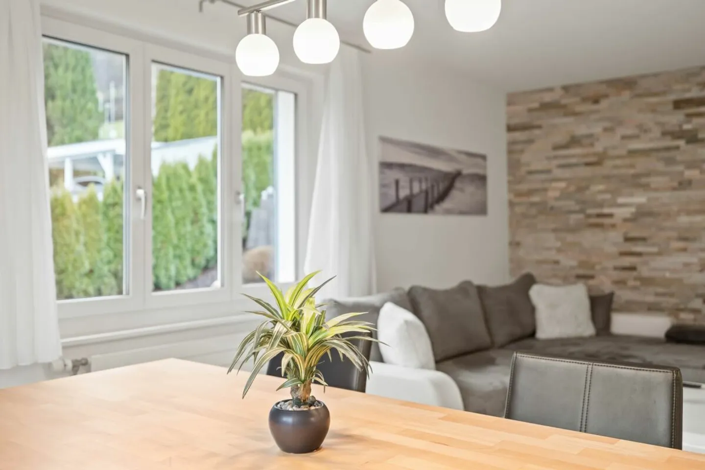 Charmante maison individuelle dans un emplacement élevé avec des possibilités d'utilisation variées. - Photo 3 sur 13