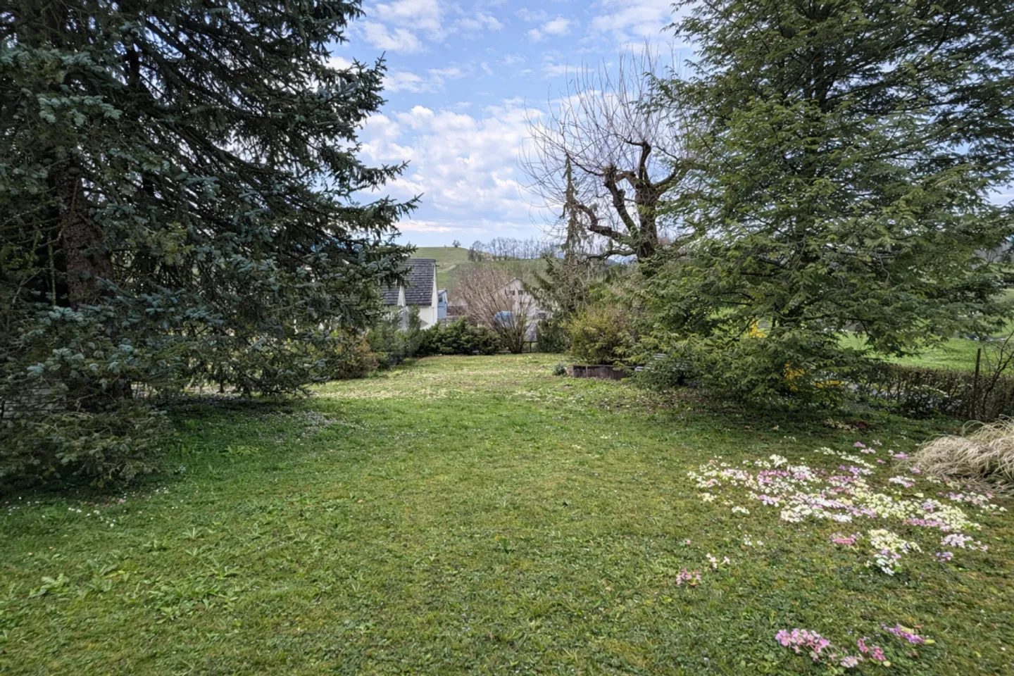 Charming two-family house with idyllic outdoor area and land reserve - Photo 2 of 3