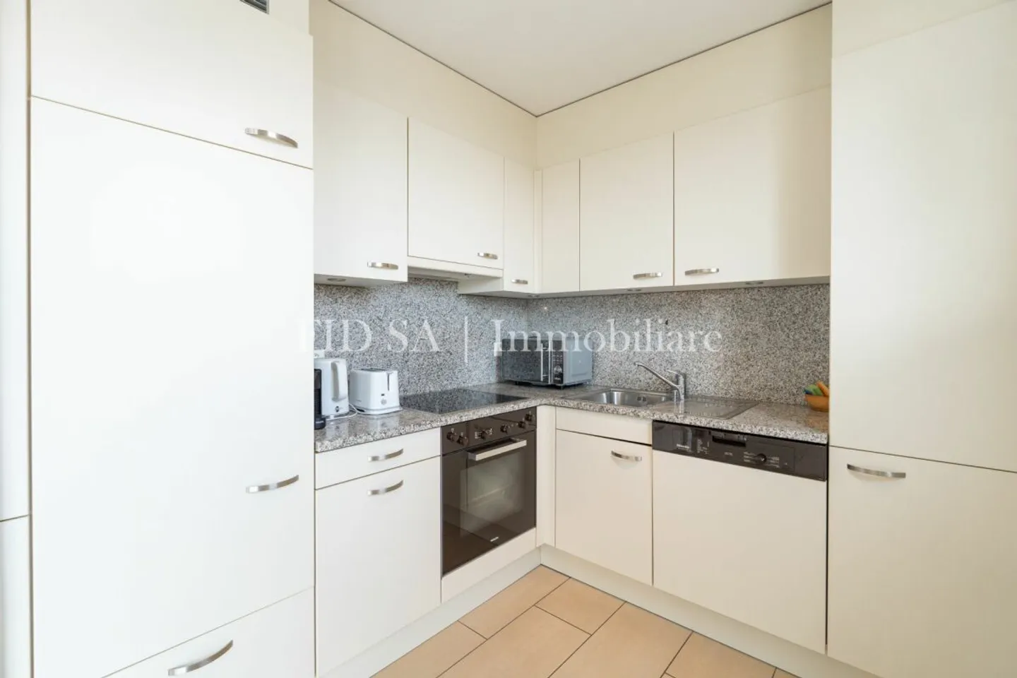 LOCARNO - Central location and free view from the top floor - Photo 5 of 10