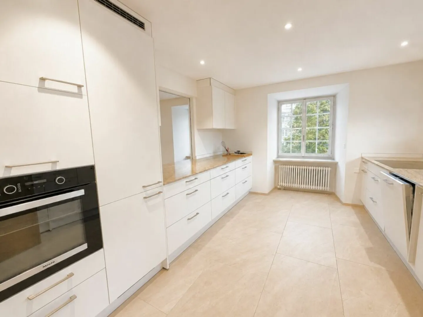 Spacious 5.5-room maisonette with 177 m² and two balconies - Photo 2 of 13