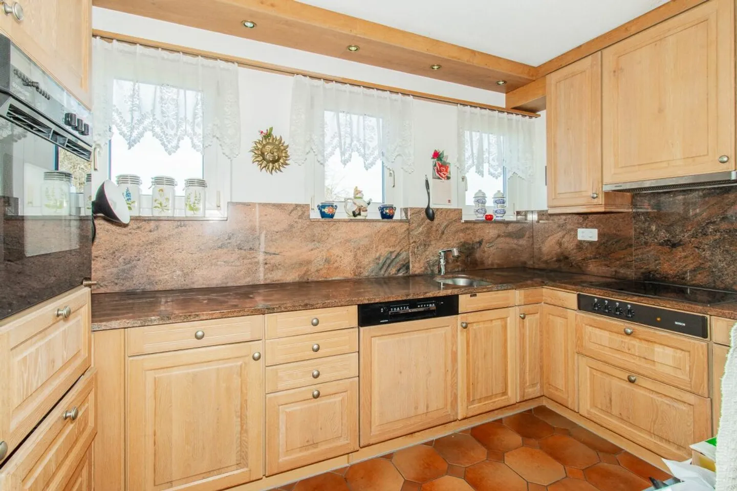 Detached single-family house in prime location - Garden paradise with lake view and high privacy - Photo 8 of 9