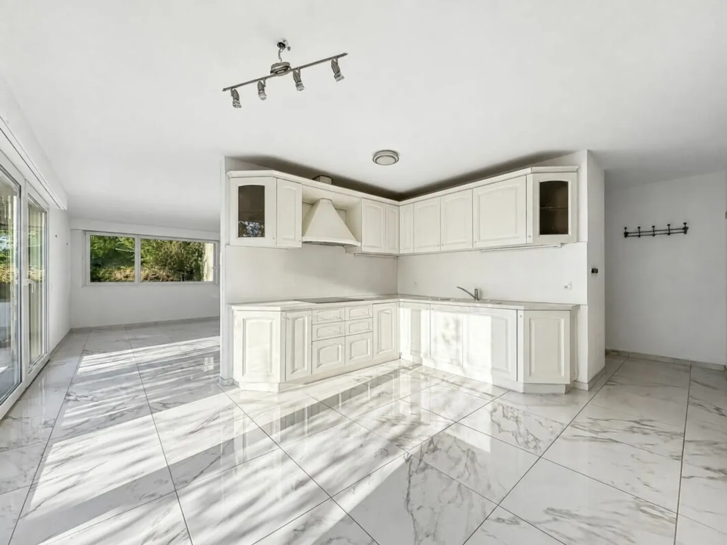 3.5-ROOM APARTMENT OF 97 M2 WITH TERRACE AND 2 PARKING SPACES. - Photo 4 of 13