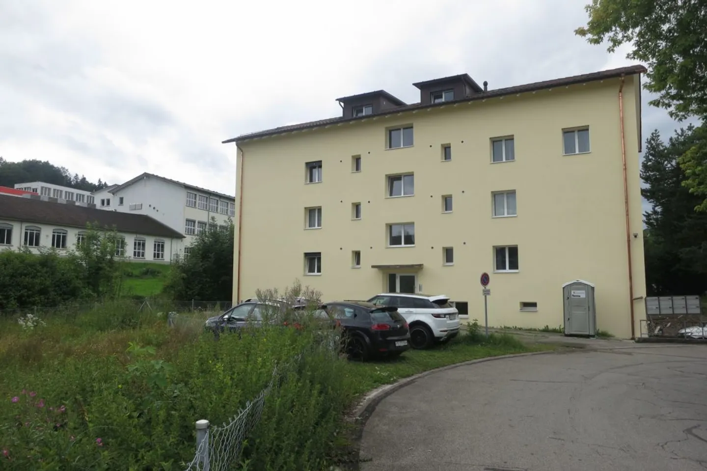 Renovated 4-room ground floor apartment with large terrace - Photo 3 of 4