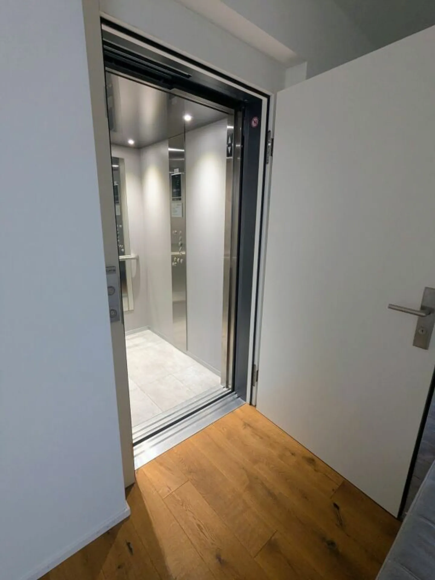 Exclusive penthouse apartment with panoramic city views! - Photo 9 of 13