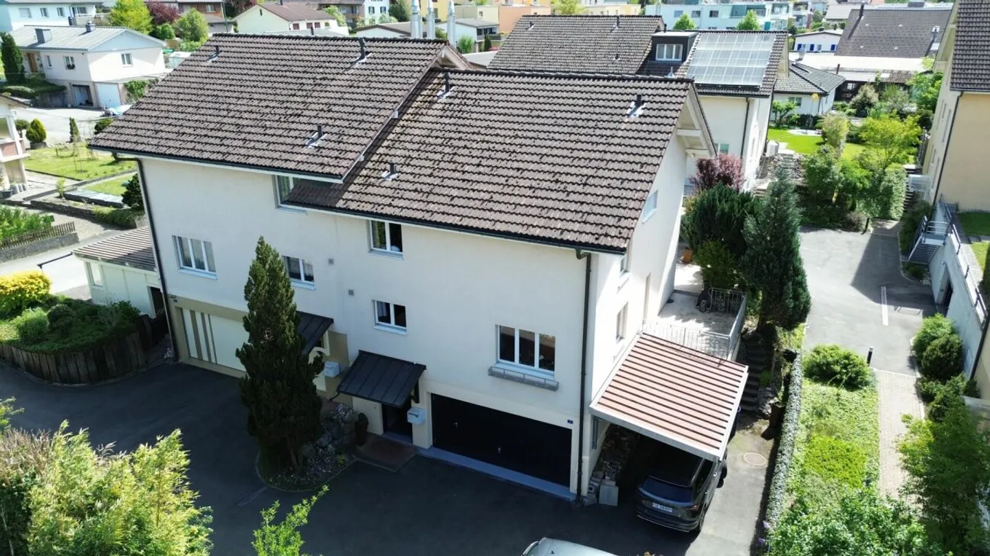 Exklusives 6.5-Zimmer-Doppeleinfamilienhaus mit sonnigem Wintergarten und viel Wohnkomfort - Photo 2 of 13