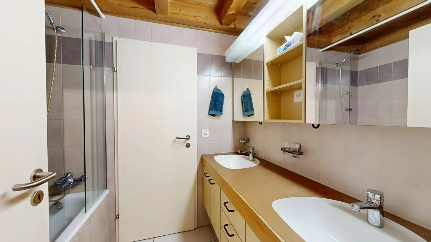 Cozy main or holiday residence with gallery and lake view - Photo 13 of 13