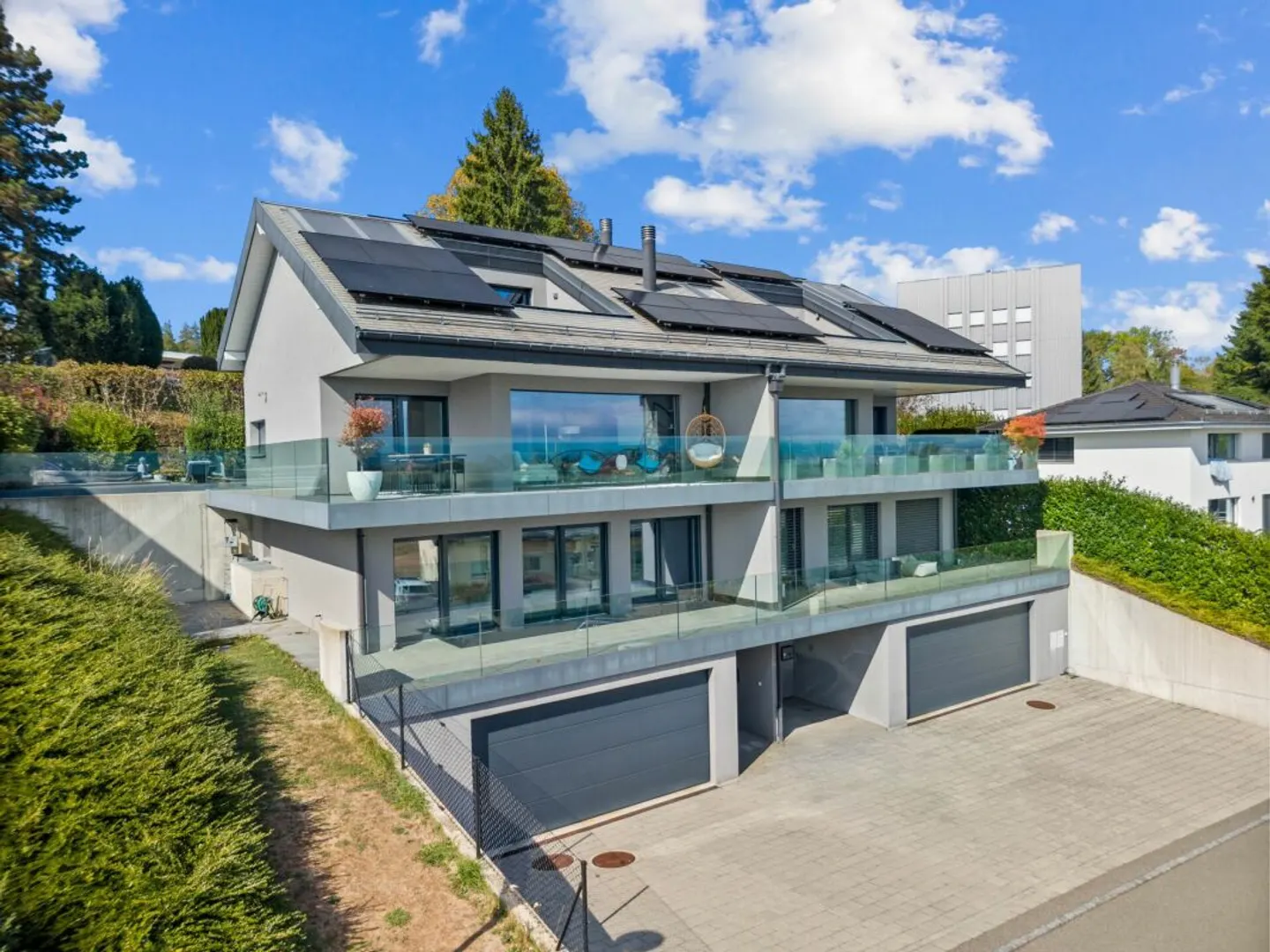 Contemporary villa with panoramic view of Lake Geneva and the Alps - Photo 2 of 13