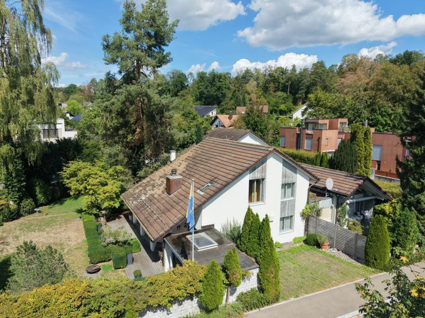 More Space than Usual: Spacious Family House in the Best Location in Bassersdorf - Photo 2 of 13