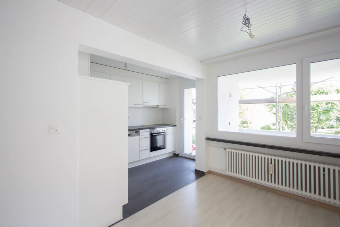 Luminoso appartamento di 4,5 stanze con balcone e cucina moderna - Foto 1 di 11