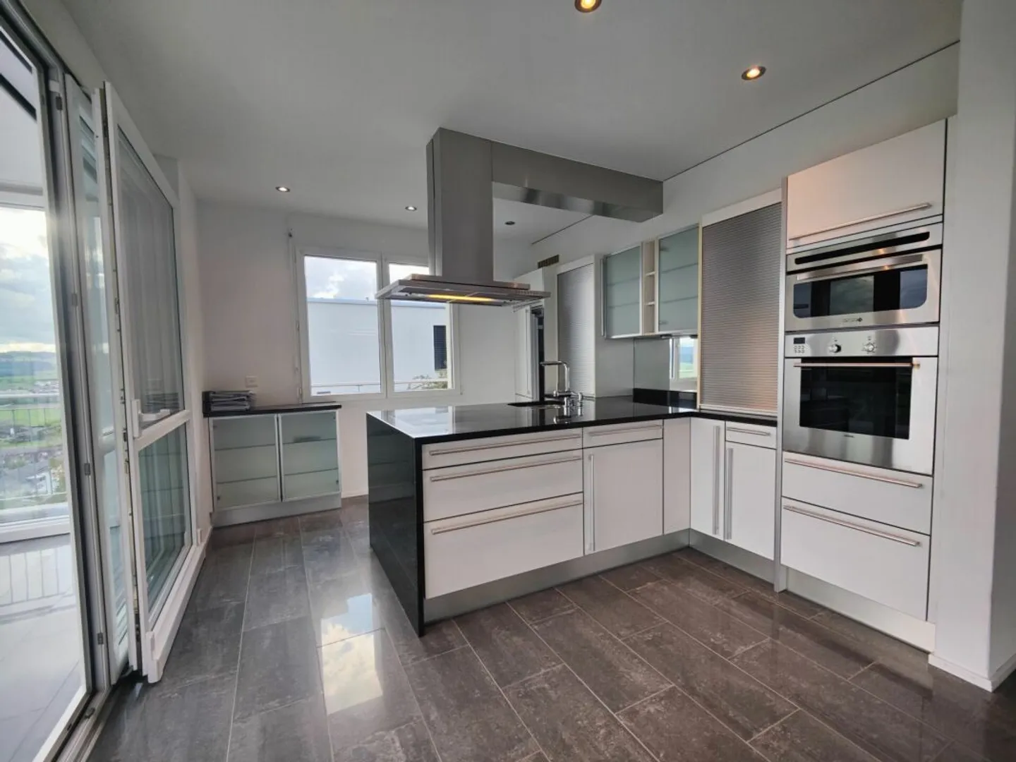 Exclusive terrace apartment with a view of nature and mountains - Photo 2 of 13