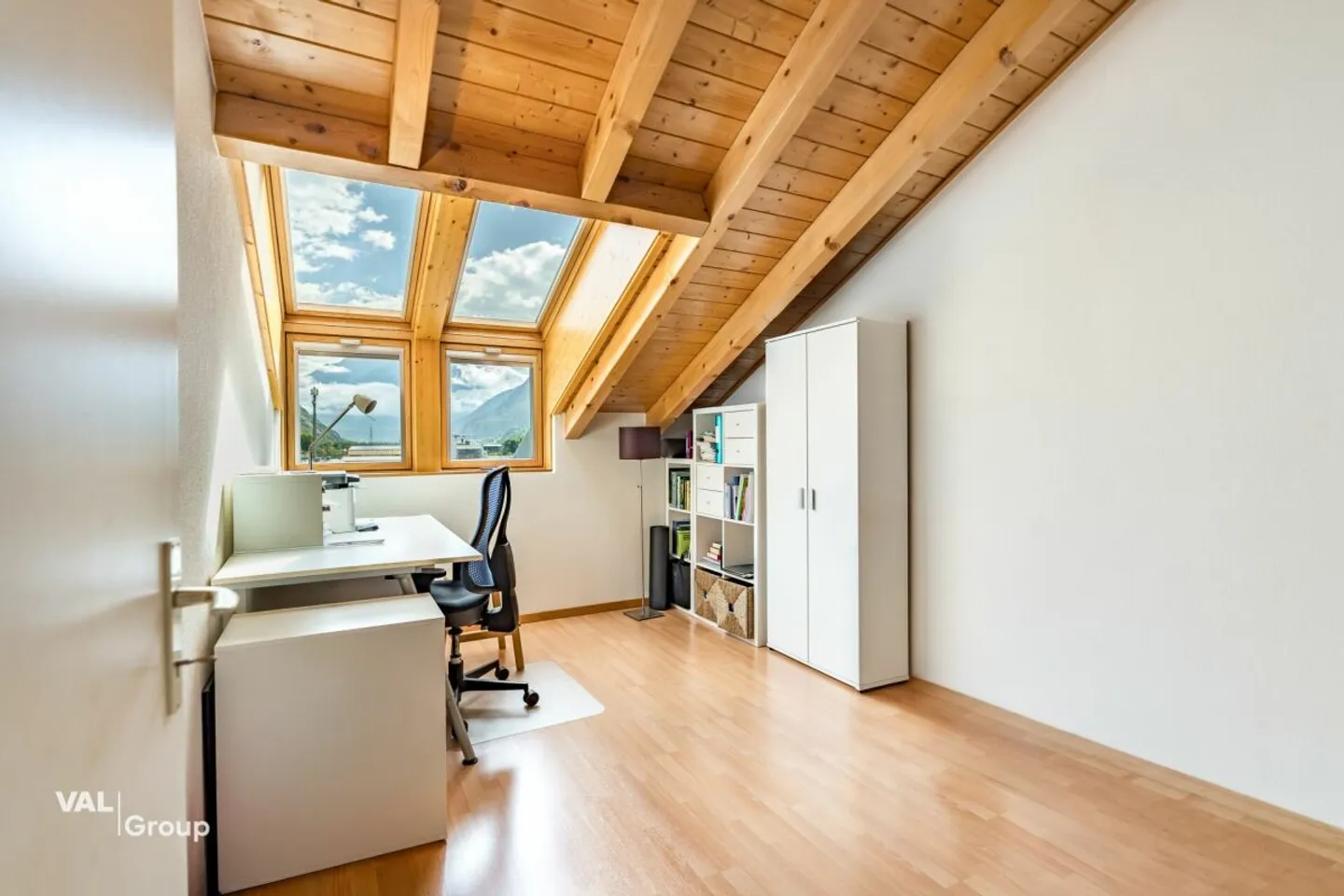 Character, Light and Mountain View: 4½-room attic apartment in the center of Visp - Photo 8 of 13