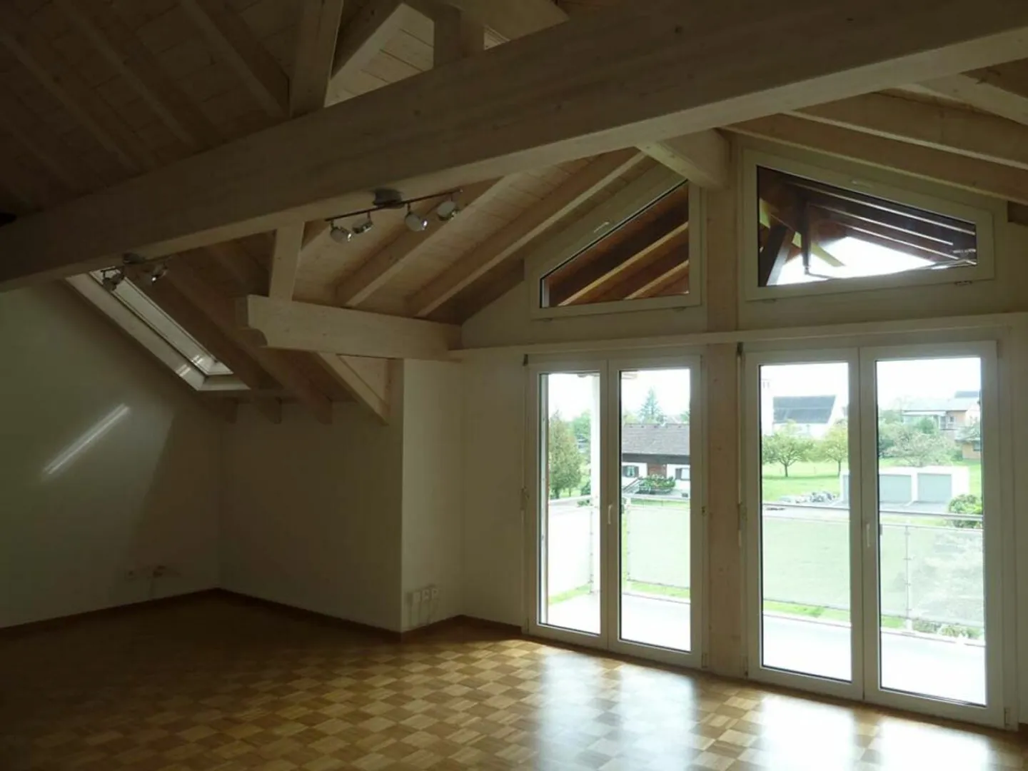 Appartement mansardé de 3,5 pièces avec poêle en stéatite et galerie - Photo 3 sur 8