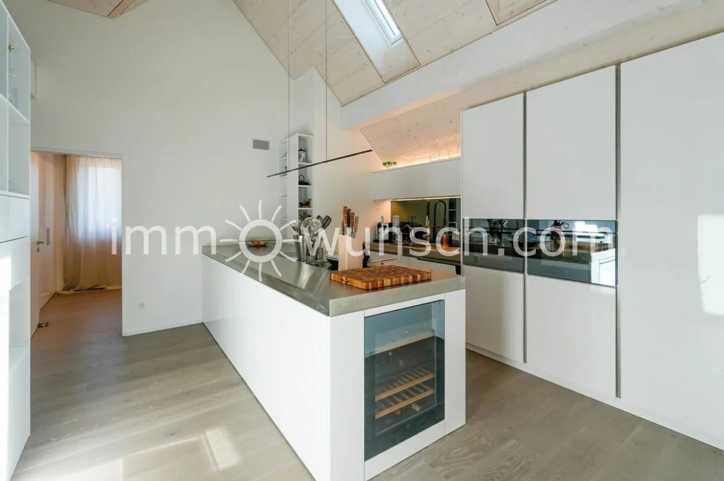Modernly equipped and bright 2.5 room attic condominium - Photo 4 of 11