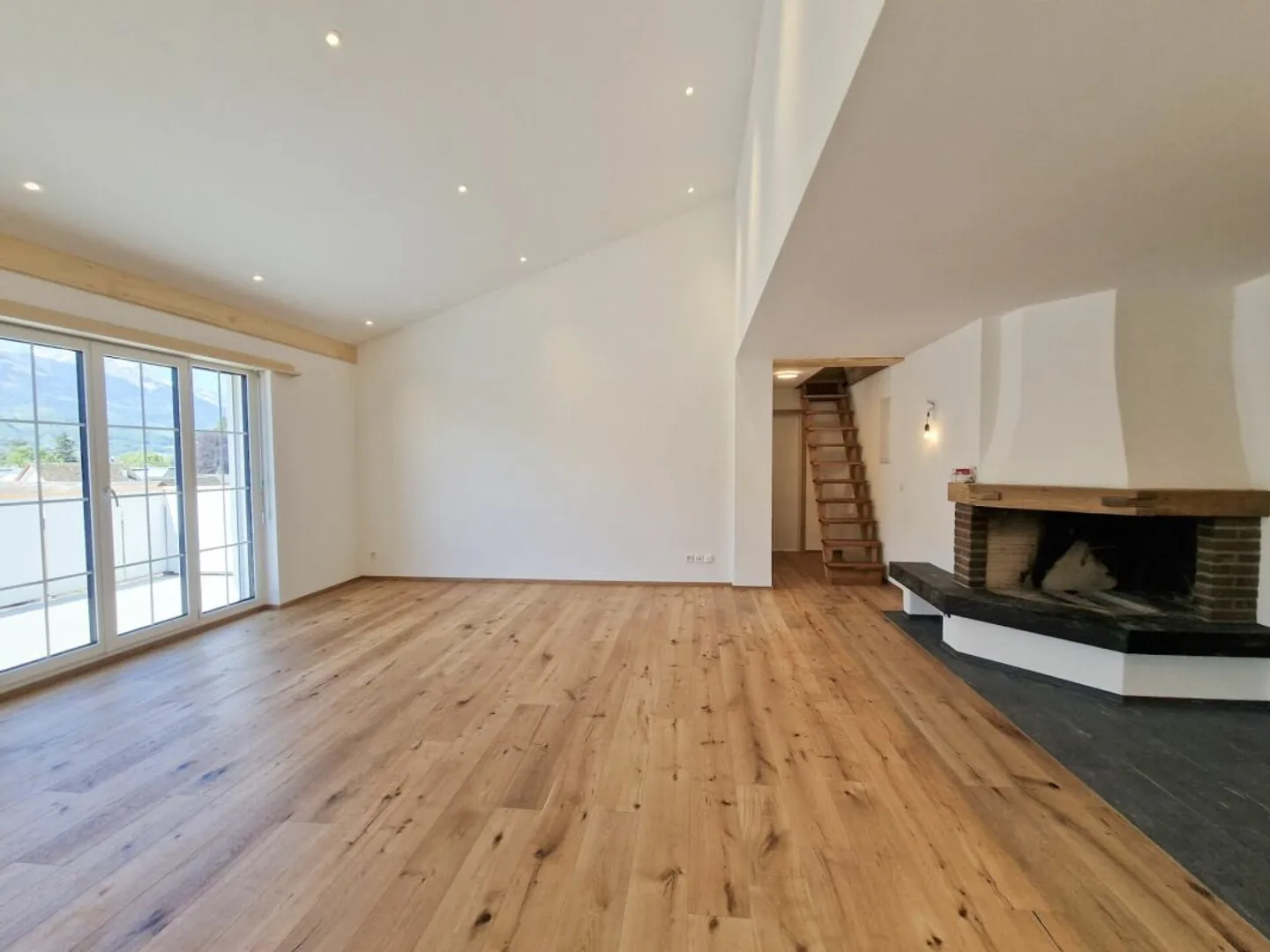 Move in and enjoy - completely renovated 3-room attic apartment (maisonette) - Photo 9 of 12