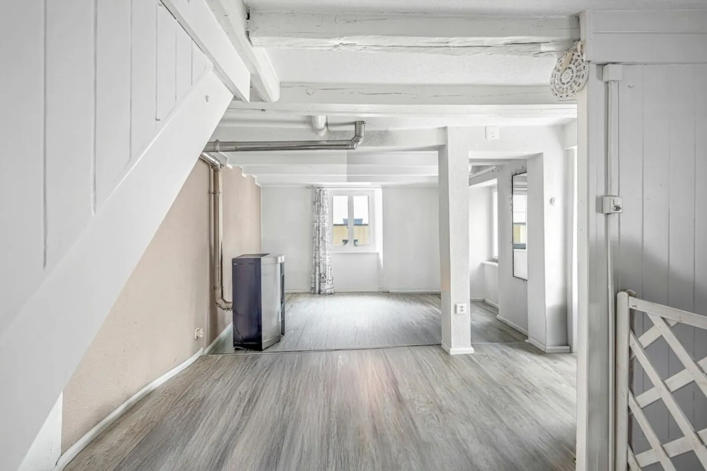 SINGLE-FAMILY HOUSE WITH POTENTIAL - Photo 6 of 12