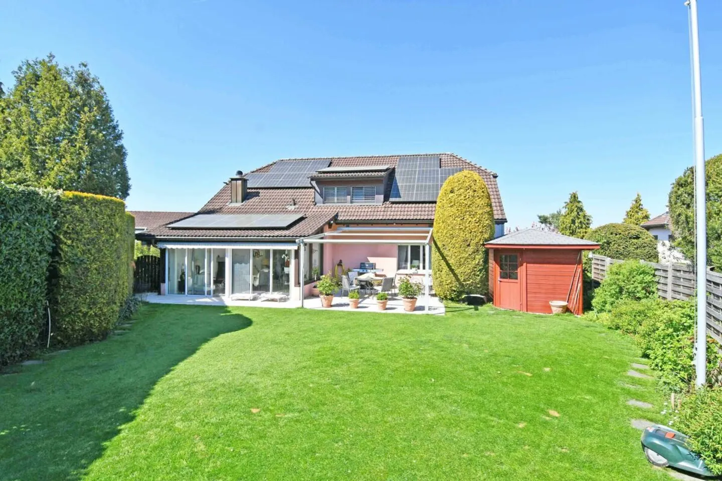 Sehr gepflegtes 7.5-Zi.-Einfamilienhaus mit wunderschönem Garten - Foto 11 di 13