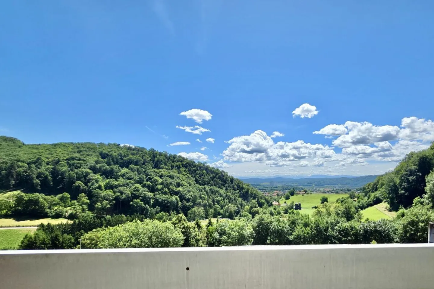Geräumige Wohnung mit Panoramablick - Foto 1 von 8
