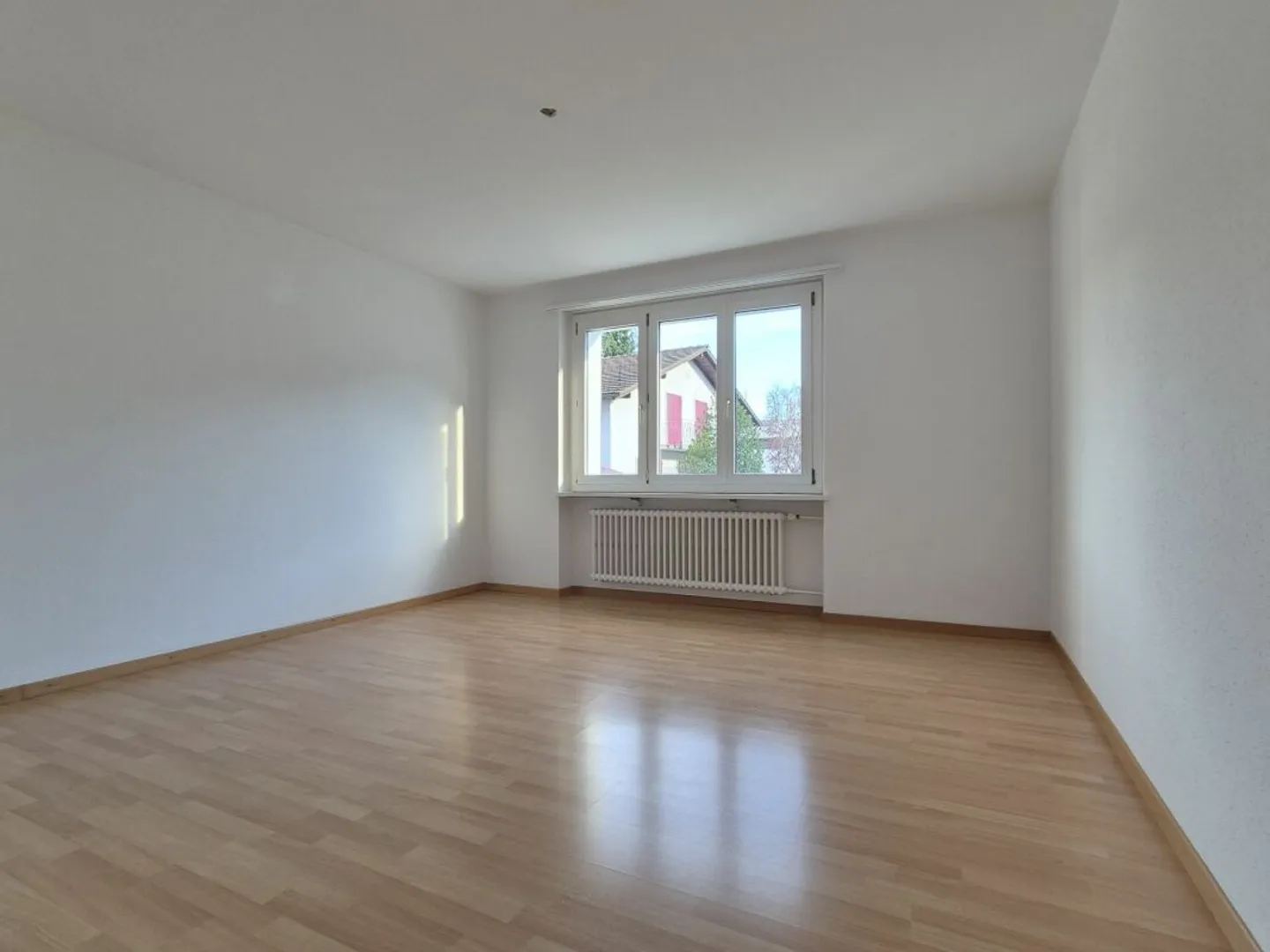 Appartamento luminoso e conveniente di 4,5 stanze con balcone - Foto 3 di 10