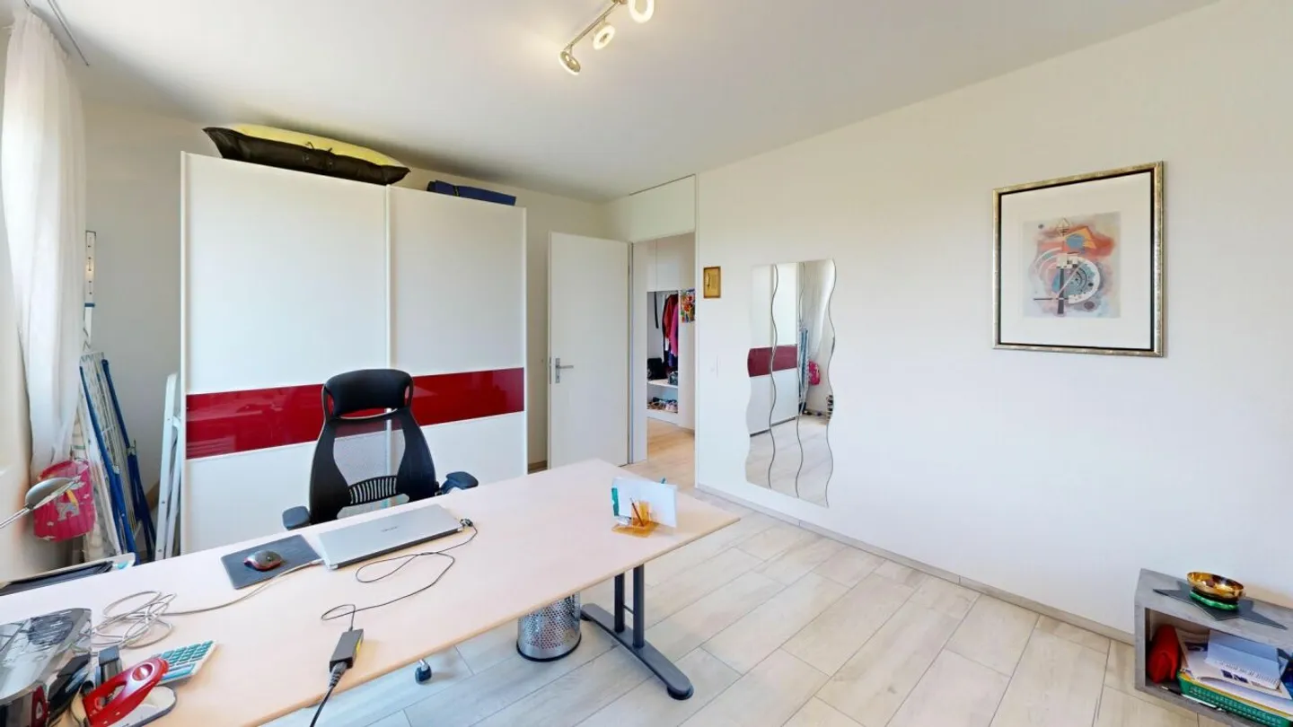 3.5-Room Garden Apartment with Exclusive 245 m² Garden and Covered Terrace - Photo 9 of 13