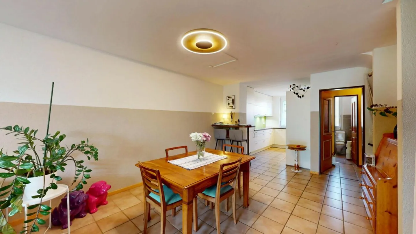 Quietly located 6.5-room terraced family house with plenty of space - Photo 3 of 11