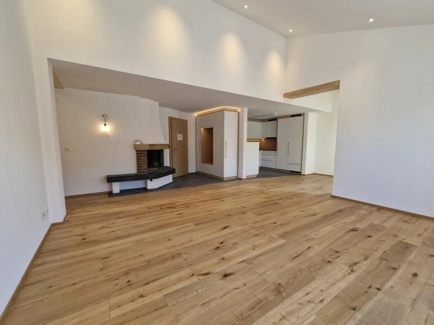 Move in and enjoy - completely renovated 3-room attic apartment (maisonette) - Photo 3 of 12