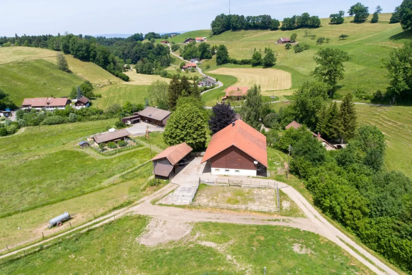 Ferme nécessitant d'importantes rénovations avec partie économique dans la zone agricole - Photo 4 sur 13