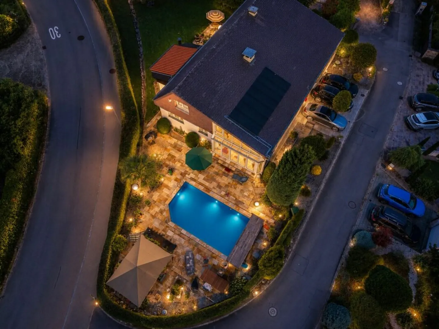 Exclusive Family Paradise with Pool and Scenic Views - Spacious 10-Room Single-Family House in Bergdietikon - Photo 4 of 13