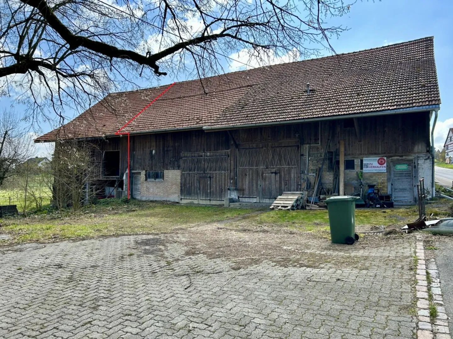 Maniero con due appartamenti, fienile e area circostante - Foto 3 di 13