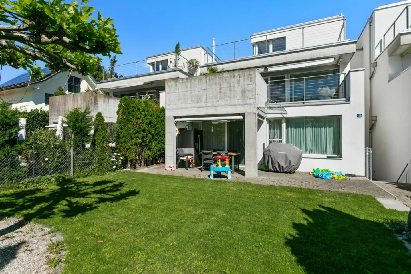 Maison familiale moderne avec vue sur le lac et jardin - Photo 3 sur 13