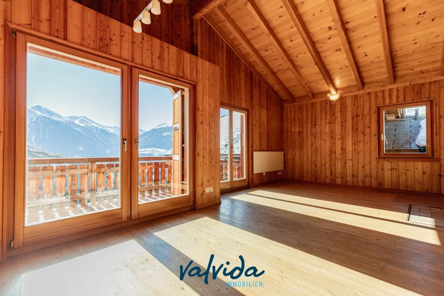 Vivre là où d'autres passent leurs vacances - Chalet de 5 pièces avec panorama à Feschel - Photo 4 sur 13