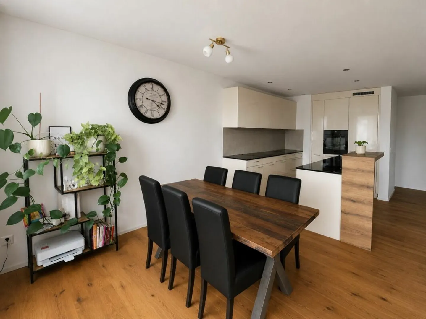 Modern 2.5-room apartment with spacious balcony and evening sun - Photo 1 of 9