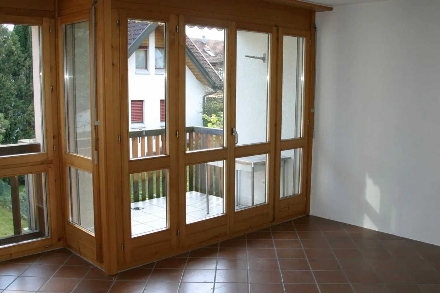 Appartement spacieux de 2,5 pièces avec garage individuel et beaucoup d'espace de rangement - Photo 3 sur 9