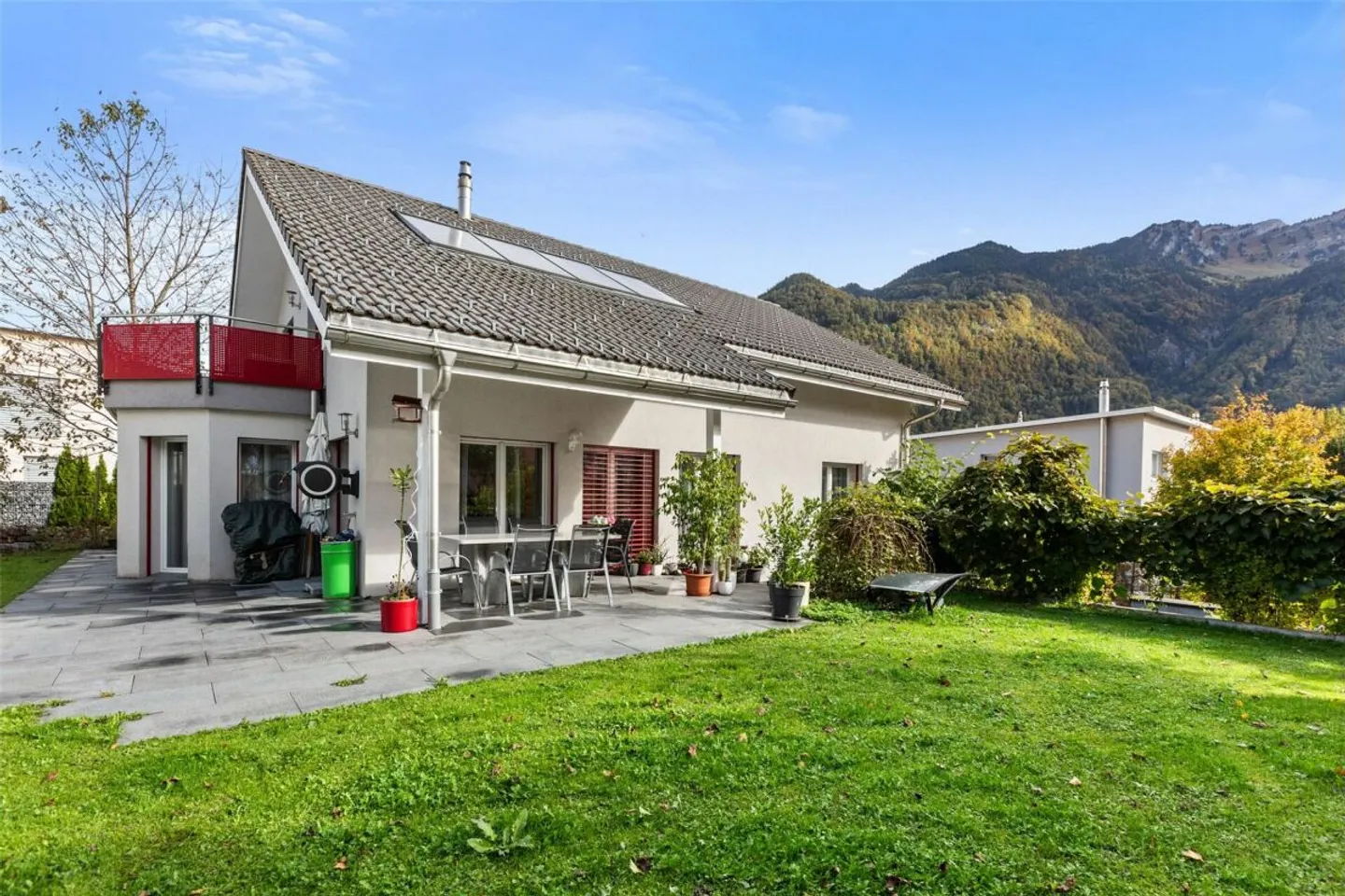 Modernes freistehendes Haus in Näfels - Foto 2 von 13